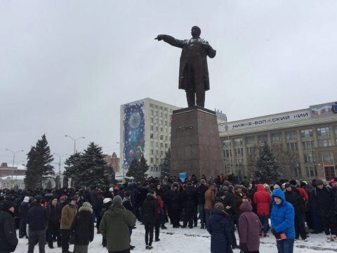 Саратовцы собирают подписи за выдвижение Навального у памятника Ленину