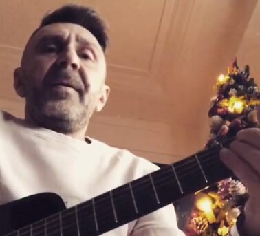 Сергей Шнуров спел песню про Новый год