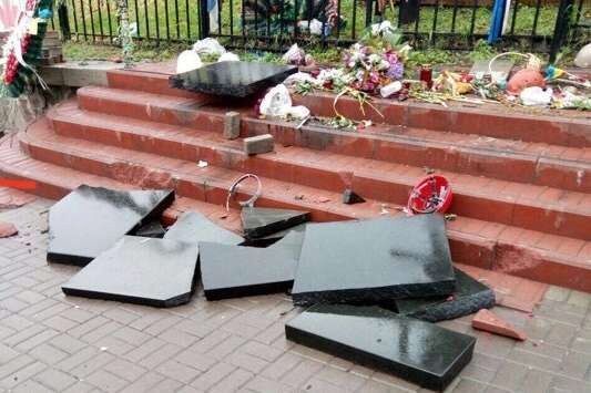Севастопольца, разбившего монумент Небесной сотне в Киеве, приговорили к четырем месяцам ареста