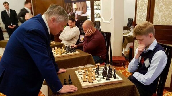 Школьник сразился в шахматы с Анатолием Карповым в компании Запашного, Емельяненко и Валуева