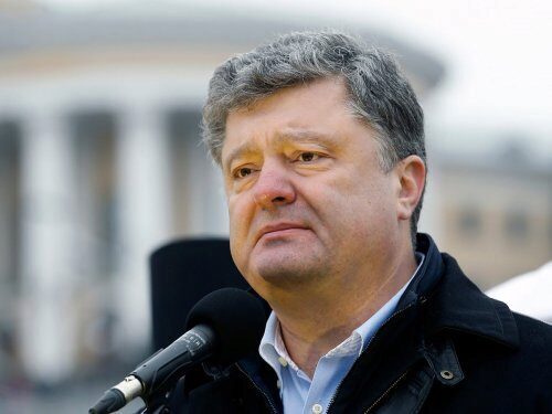 СМИ выяснили, что за предмет Порошенко прячет под плащом