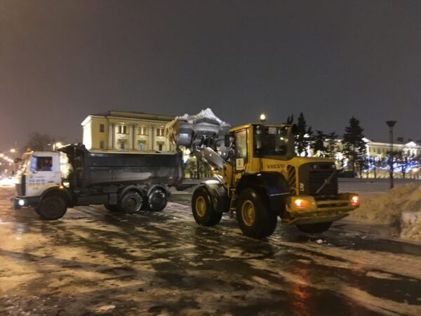 Смольный: за сутки с улиц Петербурга вывезли 20 тыс. кубов снега