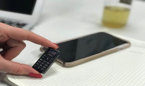 Состоялась премьера самого маленького телефона в мире