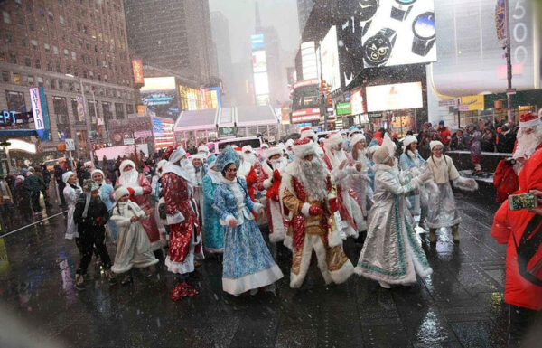 Сотни Дедов Морозов и Снегурочек прошлись по Манхэттену