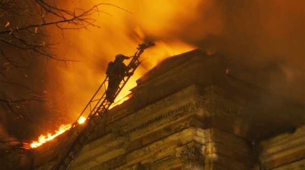 Сотрудники МЧС спасли 7 человек при пожаре в центре Москвы