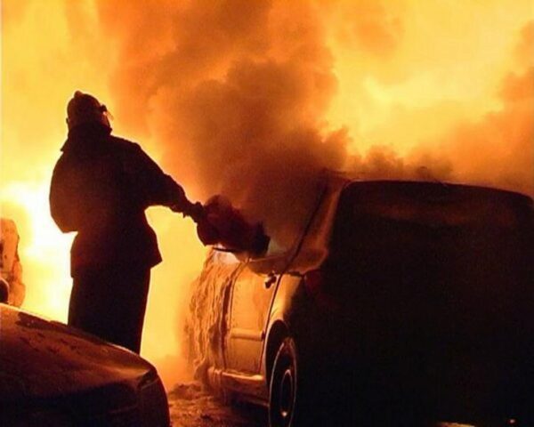 Сразу три автомобиля пострадали при пожаре во Владикавказе