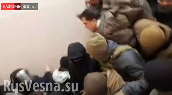 СРОЧНО: Под домом Саакашвили начались стычки, взрывают дымовые шашки и строят баррикады (+ВИДЕО)