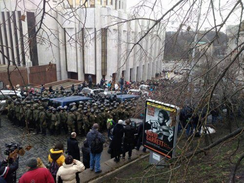 Столкновения в Киеве: полиция задерживает и отпускает активистов