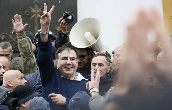 Сторонники Саакашвили возле СИЗО повредили окна магазина Roshen