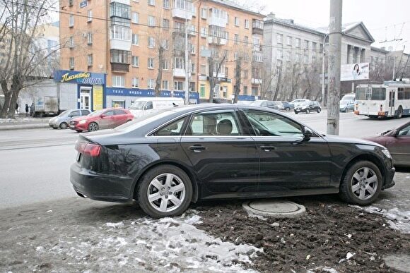 Свердловский суд назначил дату заседания по иску об отмене штрафов за парковку на газонах