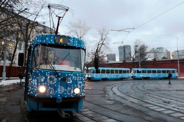 Светящиеся новогодние трамваи радуют москвичей