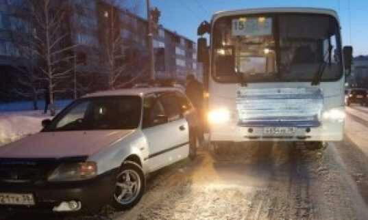 Таксист пожертвовал своим автомобилем, бросившись наперерез автобусу с зажатым в дверях мальчиком