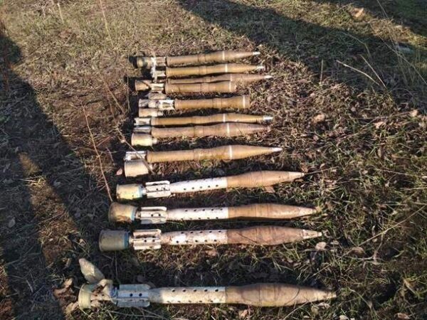 Таможенники обнаружили в Донецкой области тайник с русским оружием
