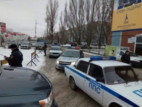 Три машины полиции заблокировали сторонников Навального у аэропорта