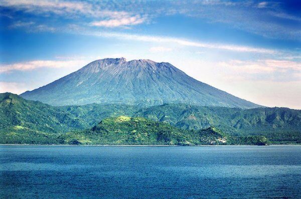 Туристы из России массово выкладывают фото в Сеть на фоне вулканов Бали