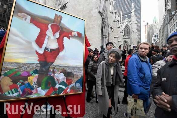 У собора в центре Нью-Йорка появился распятый Санта-Клаус (ФОТО)