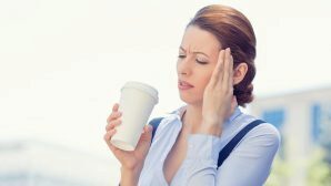 Учёные утверждают — головная боль может быть следствием частого употребления кофе.