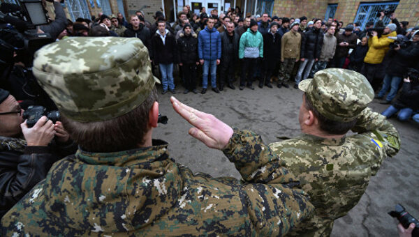 Украинцы перед свадьбой должны посещать военкоматы