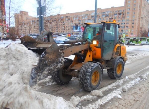Улицы Петербурга от снега и талой воды убирают 1200 дворников