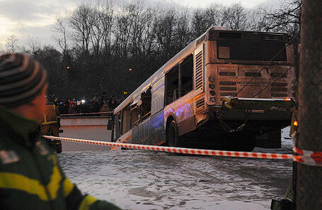 Устроивший ДТП у «Славянского бульвара» автобус выехал с вывернутыми колесами