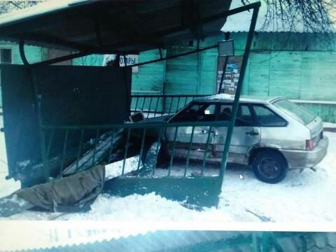 В Балашове автомобиль протаранил автобусную остановку. Пострадал ребенок