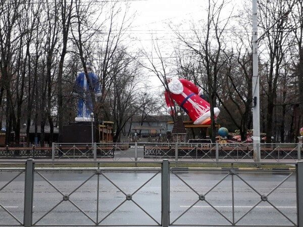 В брянском парке массивный Дед Мороз не устоял на ногах