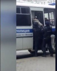 В центре Москвы шестеро полицейских повязали бабушку, торгующую семечками