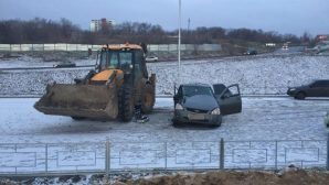 В центре Волгограда «Приора» влетела в трактор: водитель сбежал с места ДТП