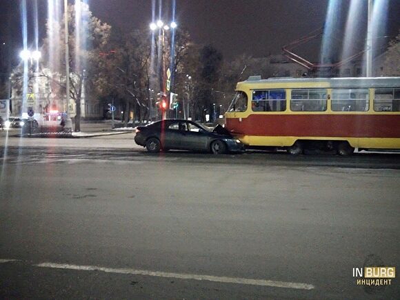 В Екатеринбурге пассажирам пришлось оттаскивать легковушку, протаранившую их трамвай