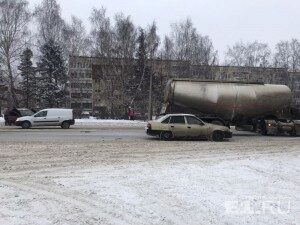 В Екатеринбурге столкнулись Renault Logan и цементовоз