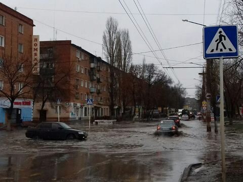 В Энгельсе из-за непогоды затопило перекресток у станции скорой помощи