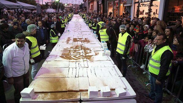 В Греции в канун Нового года испекли торт длиной 70 метров