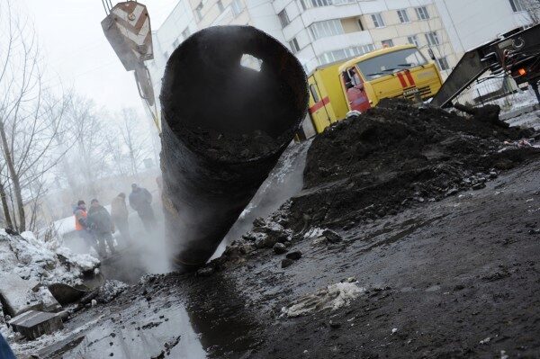 В Кемерово из-за прорыва холодного водопровода возникла пробка