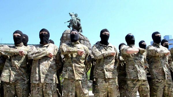 В Киеве поклонники Порошенко вступили в схватку с бойцами «Азова»