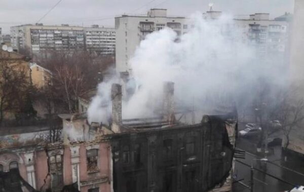 В Киеве возник пожар в здании — исторической памятке