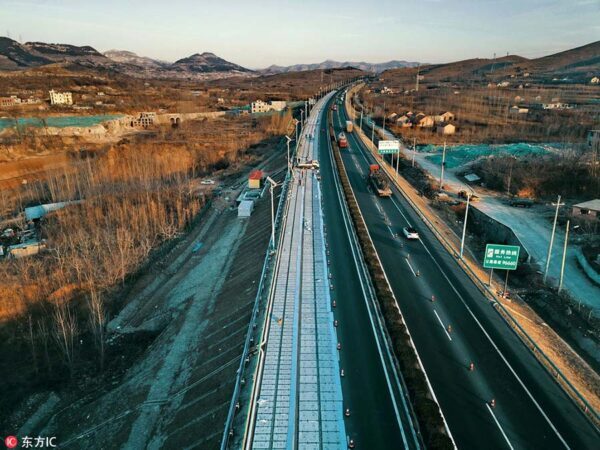В КНР строят «солнечную дорогу», способную заряжать электромобили