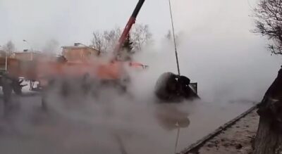 В Красноярске машина провалилась в яму с кипятком