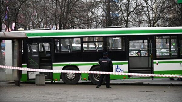 В Москве автобус протаранил остановку общественного транспорта