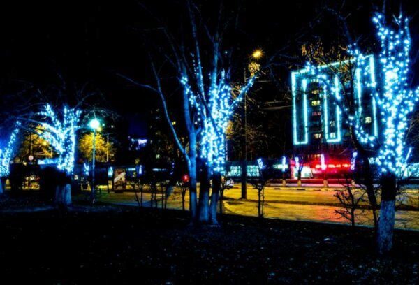 В Москве новогоднюю подсветку включат на фасадах зданий 30 декабря