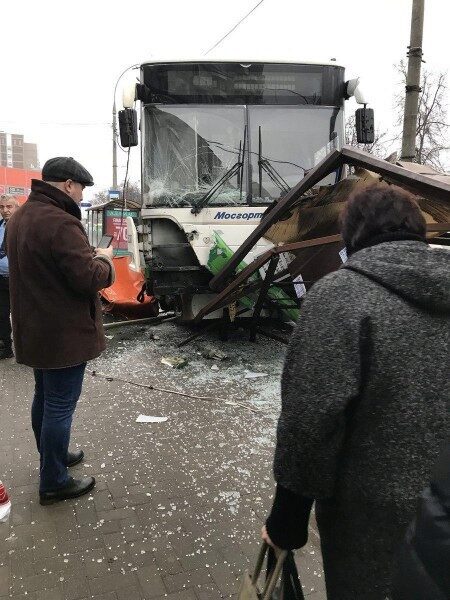 В Москве пассажирский автобус врезался в остановку