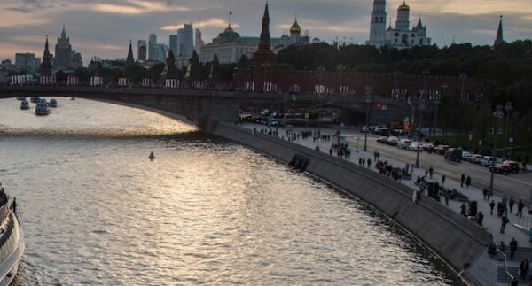 В Москву-реку упала мать с двумя маленькими детьми