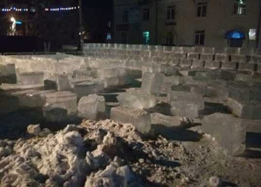 В недостроенном снежном городке на мальчишку рухнула ледяная глыба