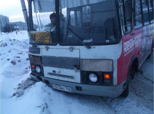 В Новокузнецке инкассаторский автомобиль столкнулся в маршрутным такси