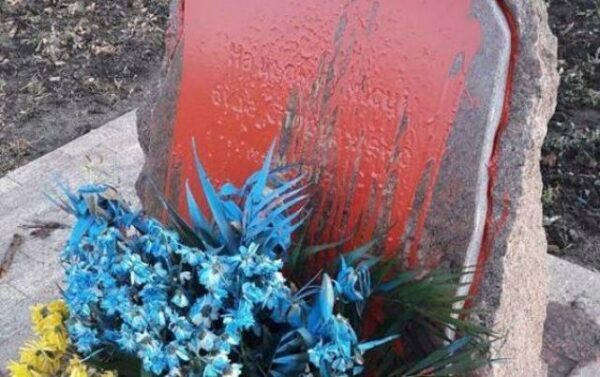 В Одессе неизвестные облили краской памятник бойцам АТО