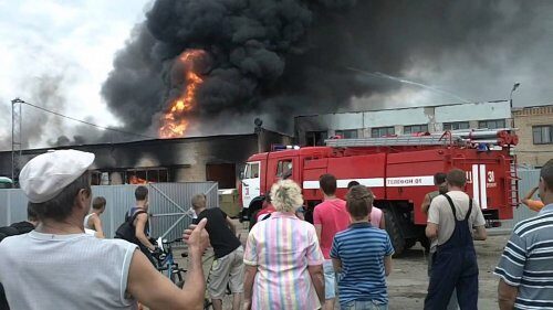 В Оренбурге горит торговый центр площадью 1,2 тыс. кв. метров