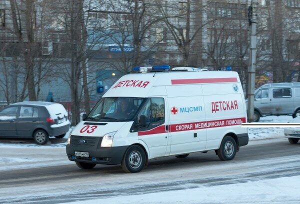 В Петербурге 3-летняя девочка выпала с третьего этажа многоэтажного дома