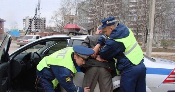 В Петербурге наркокурьер на BMW сбил сотрудника ДПС и вылетел в кювет