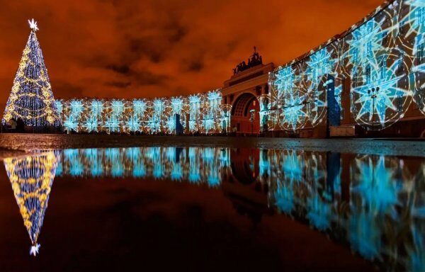 В Петербурге новогодняя иллюминация зажглась на трех главных мостах