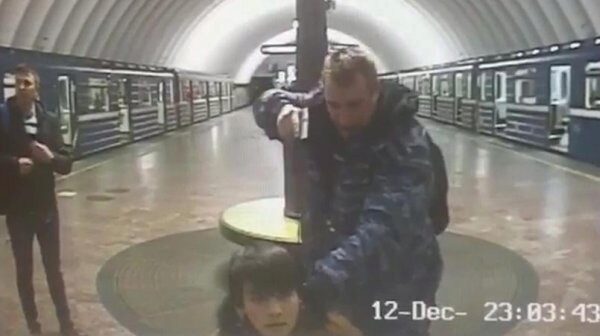 В Петербурге сотрудник метро с пистолетом поставил пассажира на колени, приняв за террориста
