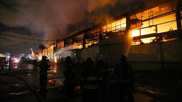 В подмосковном Домодедово загорелись здание и ангар на 1,5 тыс. кв. км